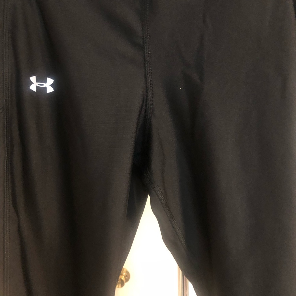 Black Gently worn Under Armour 3/4 Crop Pants